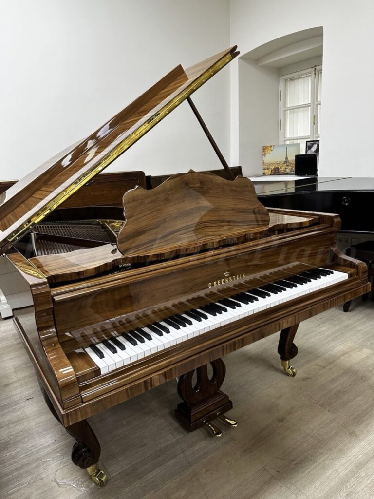 Салонный рояль C. Bechstein. Магазин Пианино-Рояли напротив московской консерватории.