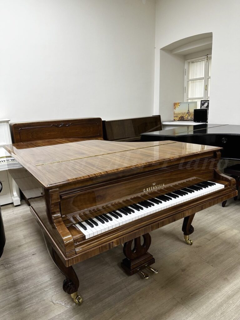 Салонный рояль C. Bechstein. Магазин Пианино-Рояли напротив московской консерватории.