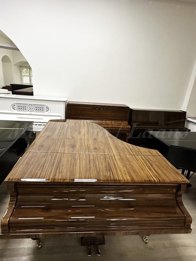 Салонный рояль C. Bechstein. Магазин Пианино-Рояли напротив московской консерватории.
