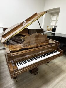 Салонный рояль C. Bechstein. Магазин Пианино-Рояли напротив московской консерватории.
