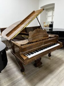 Салонный рояль C. Bechstein. Магазин Пианино-Рояли напротив московской консерватории.