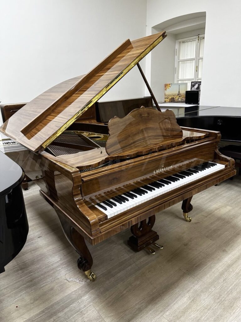 Салонный рояль C. Bechstein. Магазин Пианино-Рояли напротив московской консерватории.