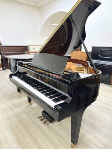 Рояль K. Kawai. Магазин Пианино-Рояли напротив московской консерватории.